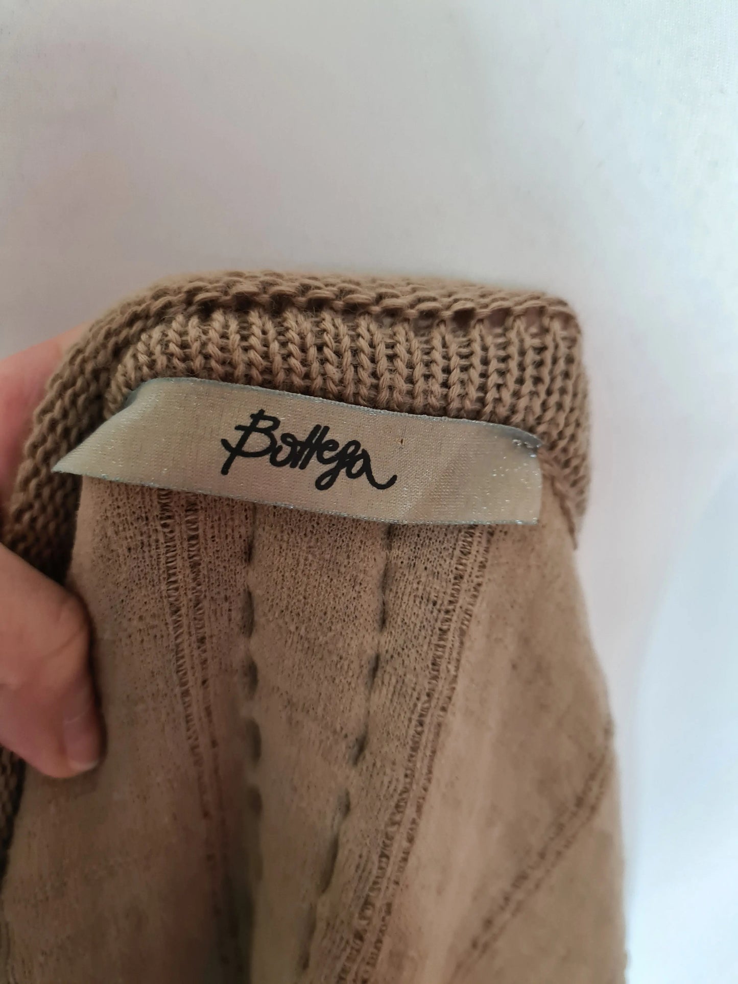 Cardigan femme laine et acrylique beige taupe boutons perles et roses des années 80/90 EMMAUS