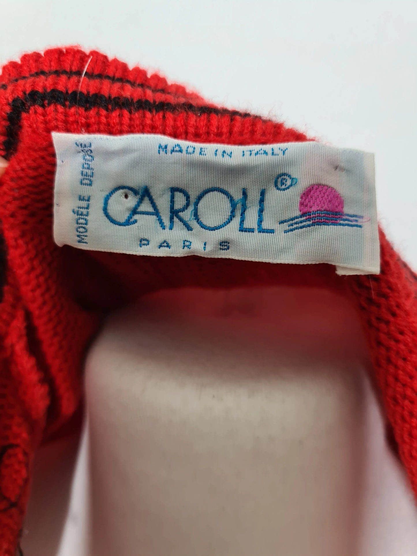 Cardigan rouge brodé style épaules tombantes Caroll des années 80-90 EMMAUS