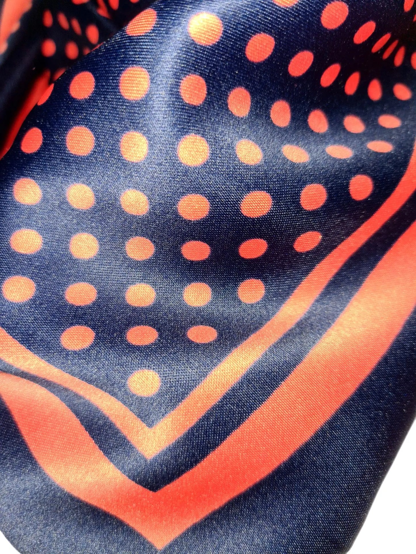 Foulard carré bleu marine à pois roses des années 80 EMMAUS