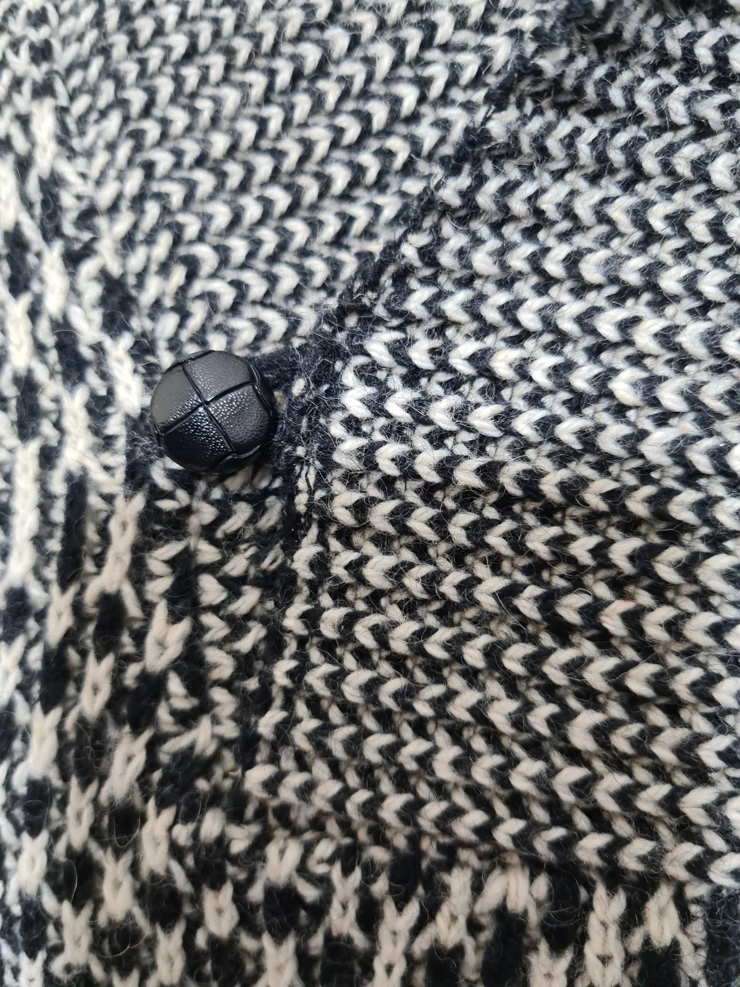 Pull graphique en jacquard noir et blanc des années 80-90 EMMAUS