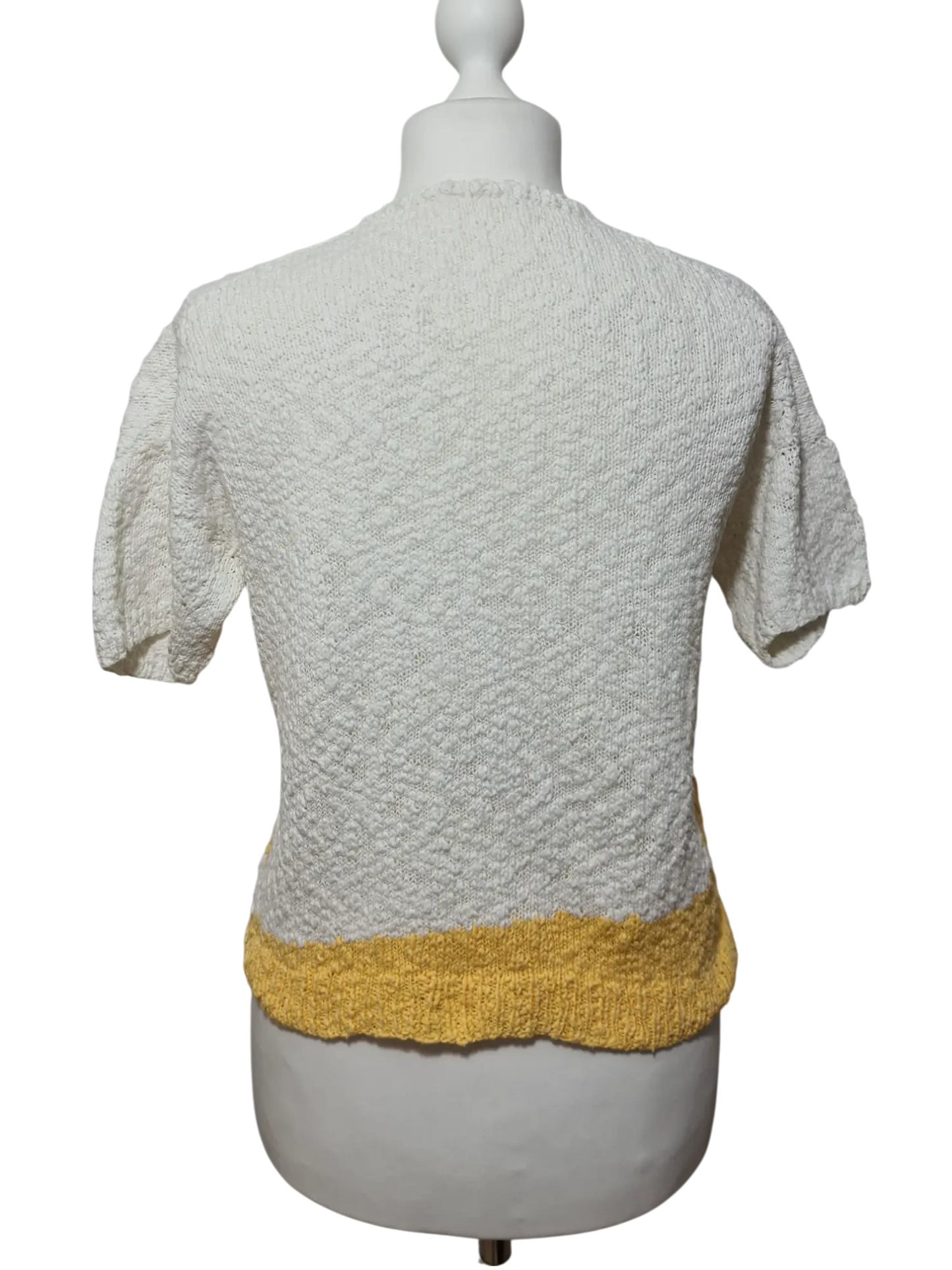 Pull blanc et jaune manches courtes tricoté main des années 90-2000 EMMAUS
