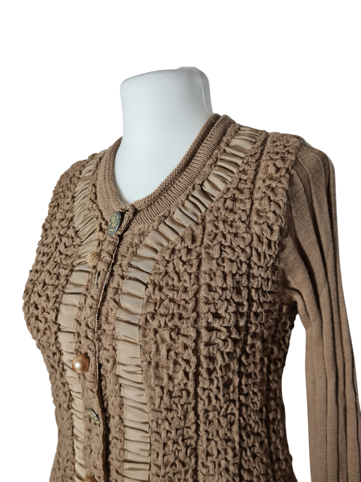 Cardigan laine et acrylique femme beige taupe boutons perles et roses des années 80/90 EMMAUS