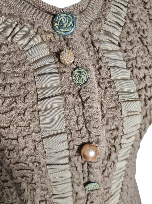 Cardigan femme laine et acrylique beige taupe boutons perles et roses des années 80/90 EMMAUS