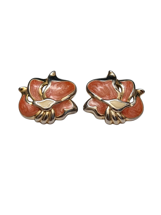 Boucles d’oreilles à clips fleurs corail satinées des années 80 Brocante