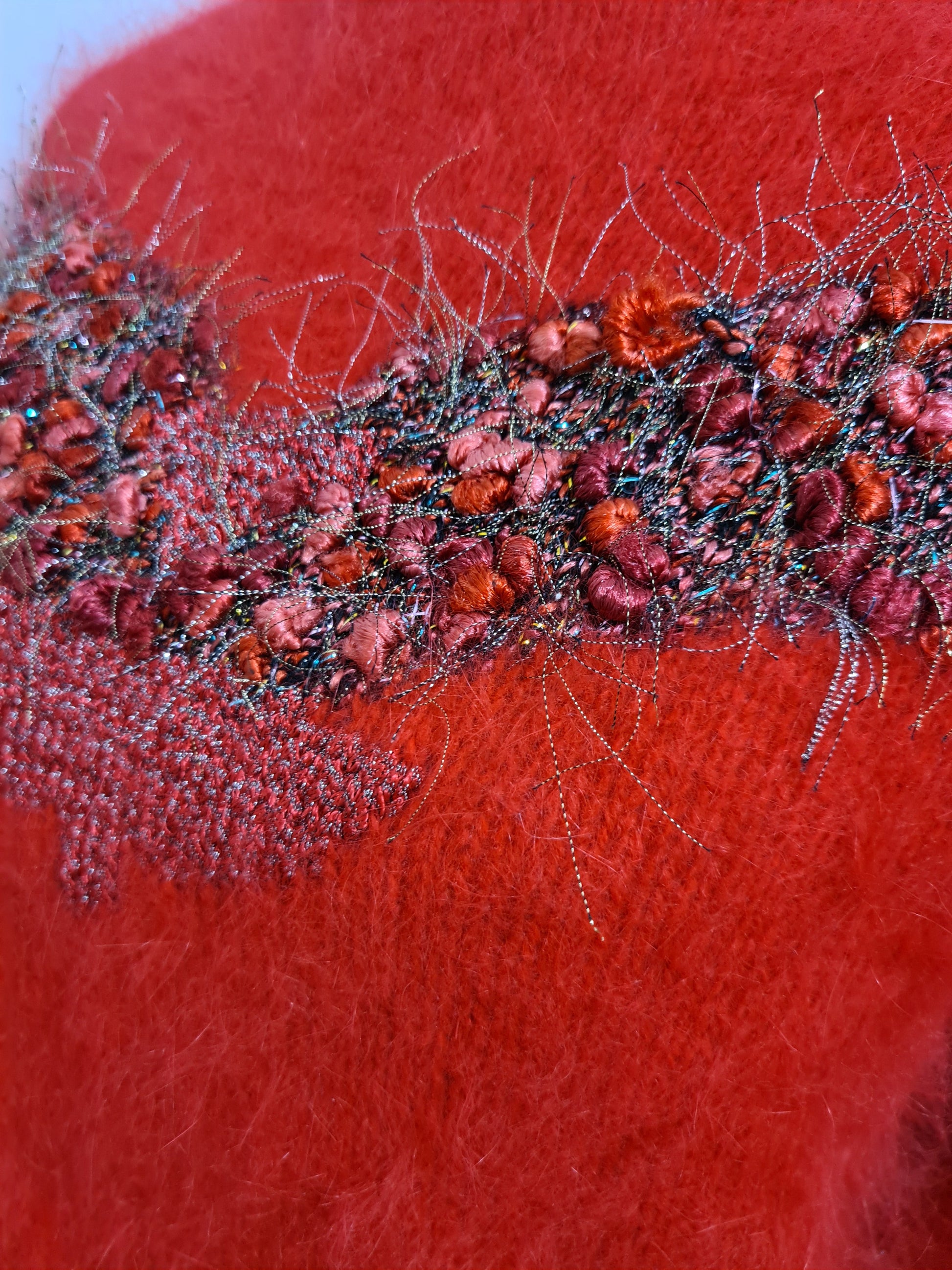 Pull rouge tricoté main décor buste des années 80 Brocante