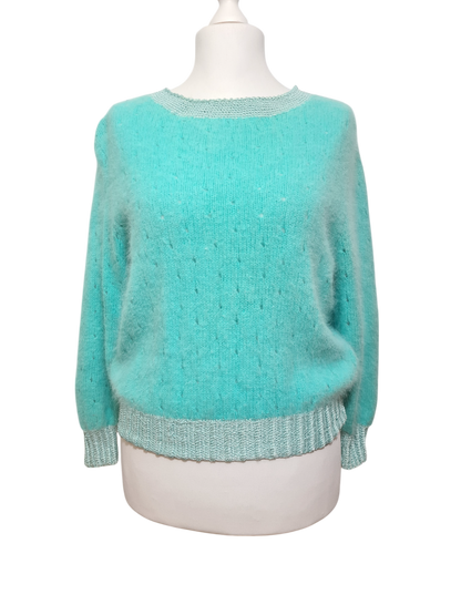 Pull turquoise tricoté main décors perforés des années 80-90 Brocante