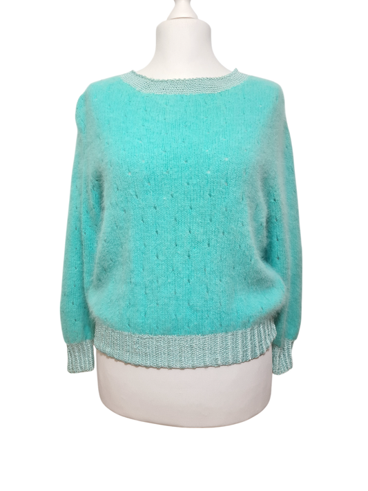 Pull turquoise tricoté main décors perforés des années 80-90 Brocante