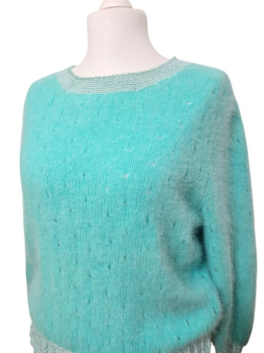 Pull turquoise tricoté main décors perforés des années 80-90 Brocante