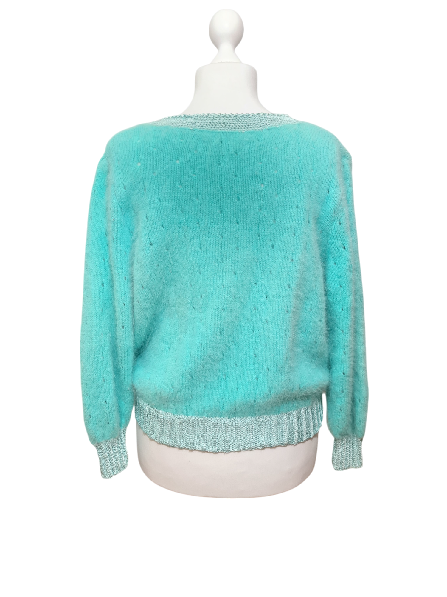 Pull turquoise tricoté main décors perforés des années 80-90 Brocante