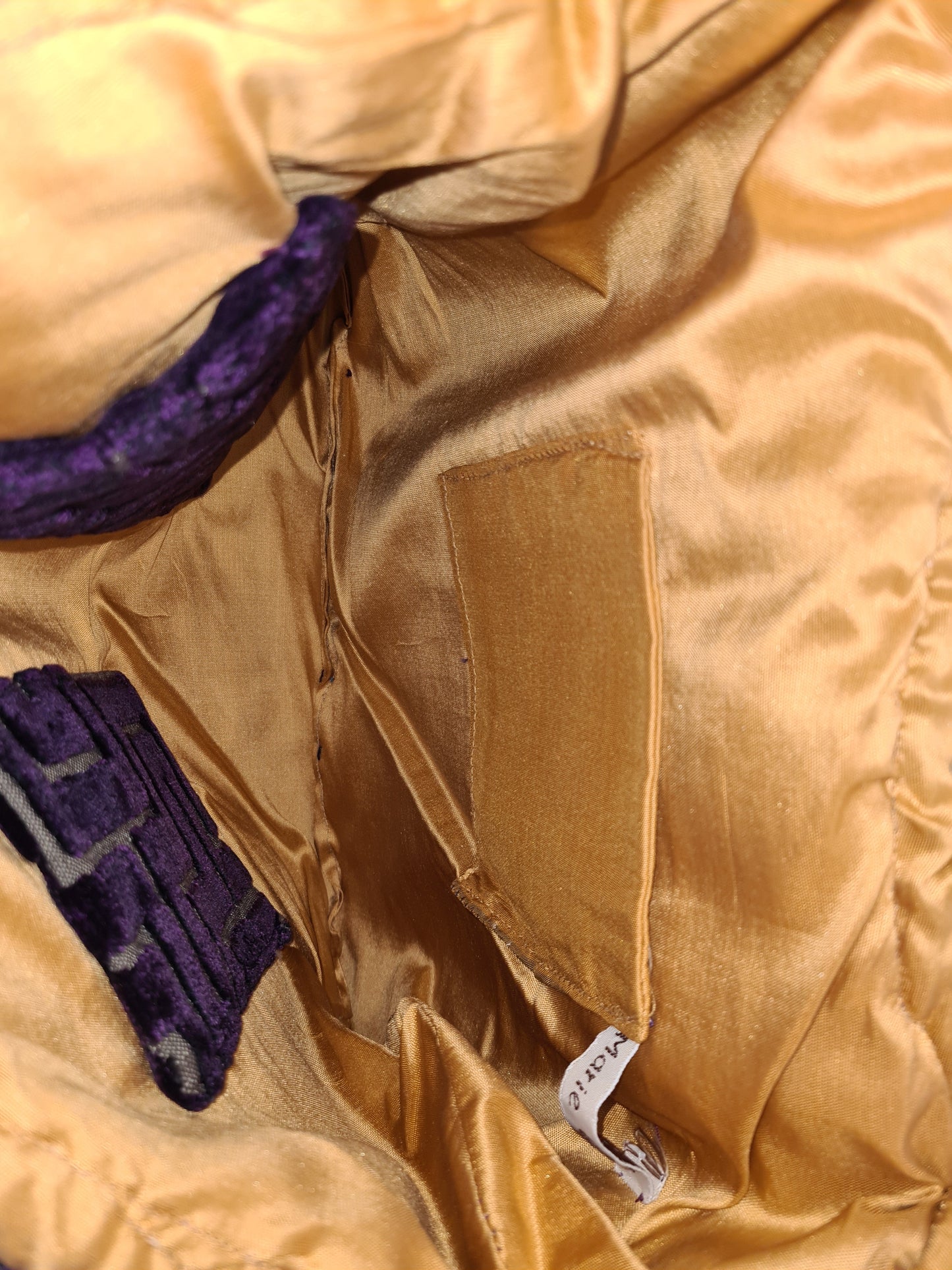 Sac à main artisanal en velours violet inspiration Art Déco des années 2000 EMMAUS