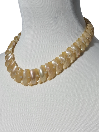 Collier nacre naturelle vintage ton beige fermoir laiton