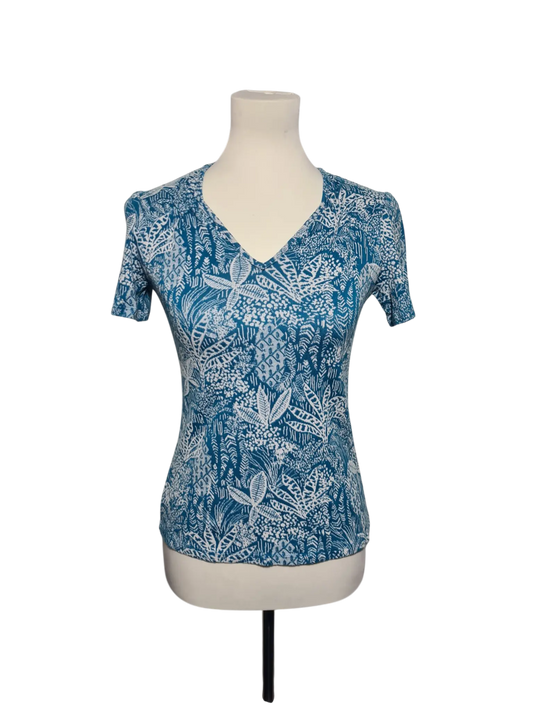 T-shirt Antoine et Lili bleu motifs végétaux col V T38 Made in France