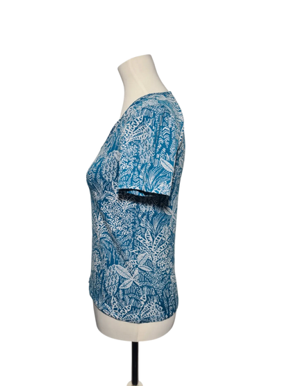 T-shirt Antoine et Lili bleu motifs végétaux col V T38 Made in France