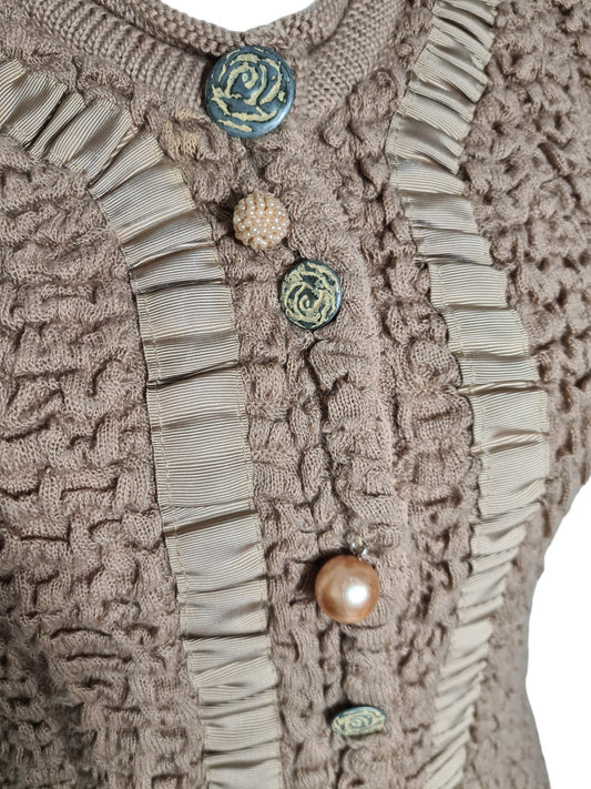 Cardigan laine et acrylique femme beige taupe boutons perles et roses des années 80/90 EMMAUS